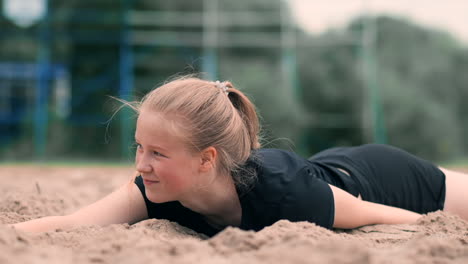 Eine-Volleyballspielerin-Schlägt-Im-Herbst-Den-Ball-In-Zeitlupe-Am-Strand